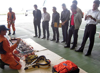 機動救難士による救急救命器具の説明