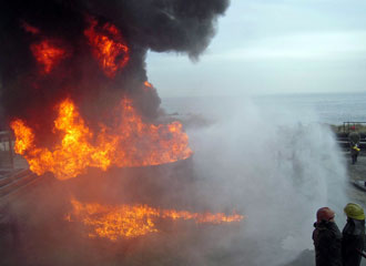 巨大な油火災の消火