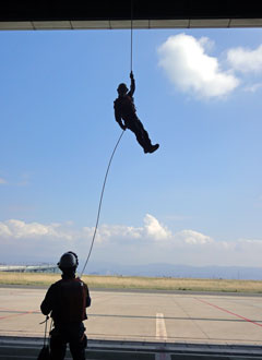 吊り上げ救助訓練を見学