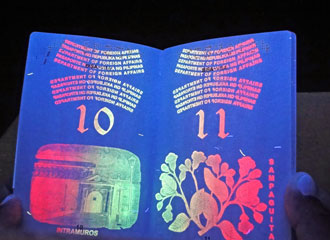 紫外線の下でカラフルな模様が映るパスポート