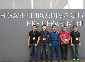 東広島市消防局の前で記念写真