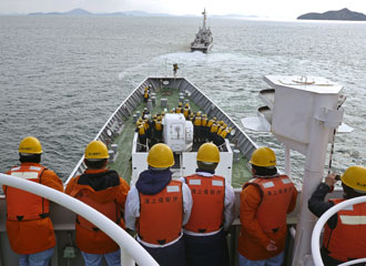 Participants (with life jacket) watching the towing 