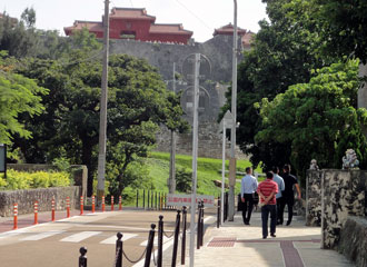 Walking to Shurijo castle park