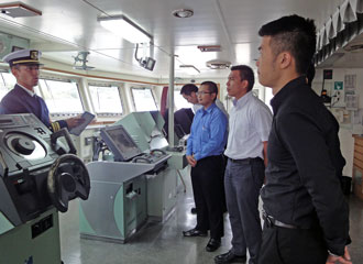 Observing the steering room of the training ship Miura 