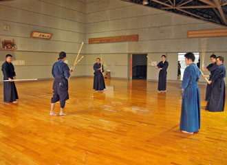  Learning how to hold the bamboo swords