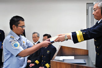 Presentation of the certificate and gift