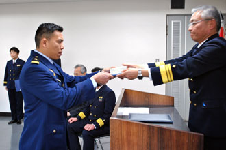 Presentation of the certificate and gift