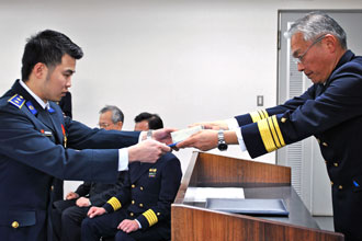 Presentation of the certificate and gift