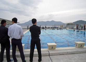 Overview at the poolside   