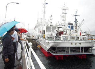 Observing the stern of the vessel