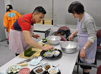 Participants preparing Makizushi and more